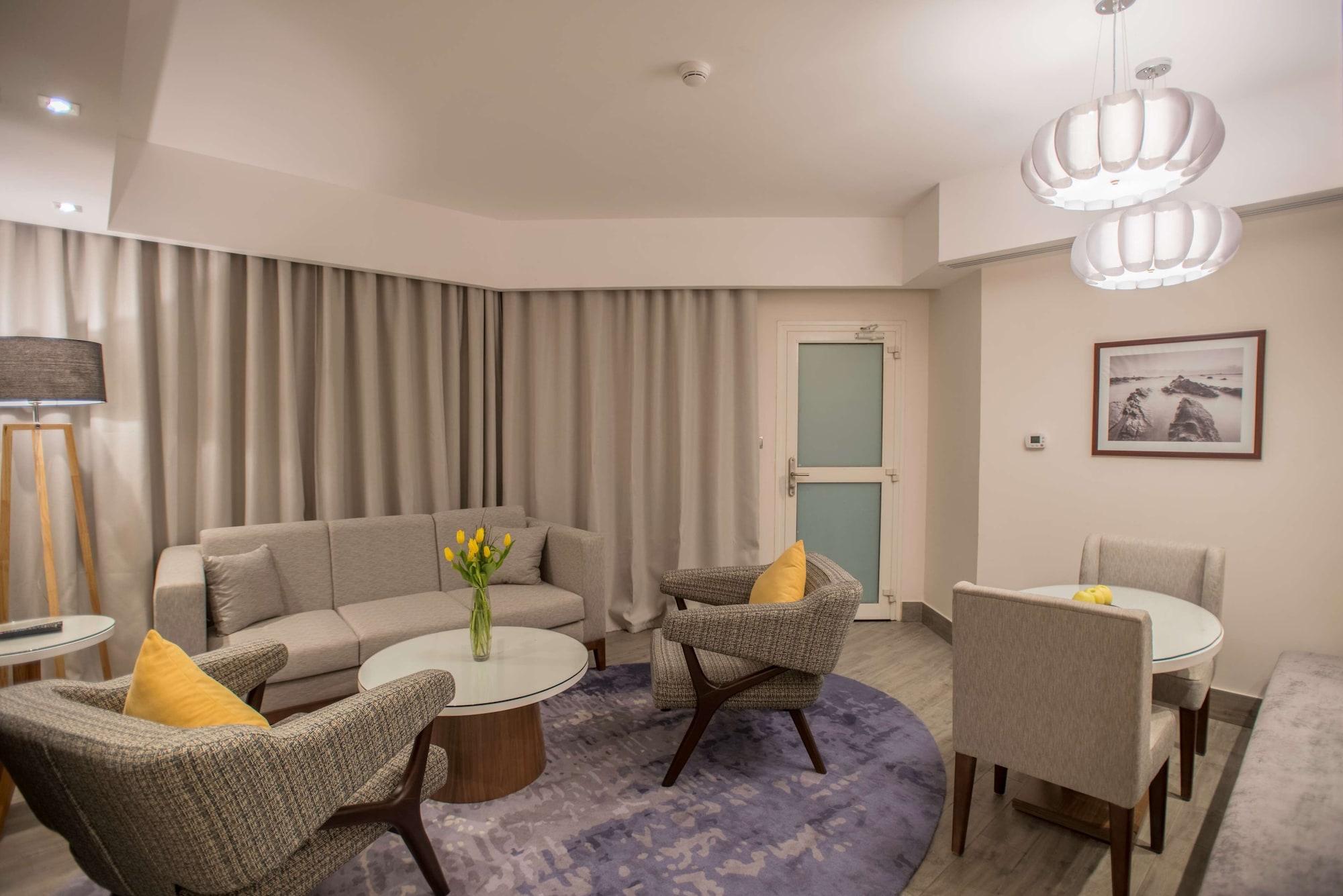 Radisson Blu Resort, Al Khobar 半月湾 外观 照片 The interior of a suite at the hotel