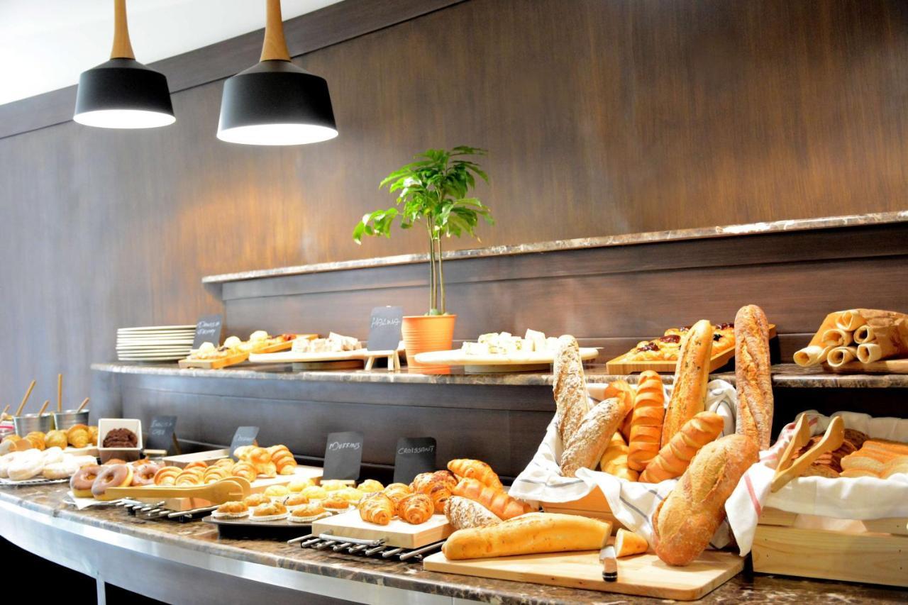 Radisson Blu Resort, Al Khobar 半月湾 外观 照片 A bread buffet at a hotel