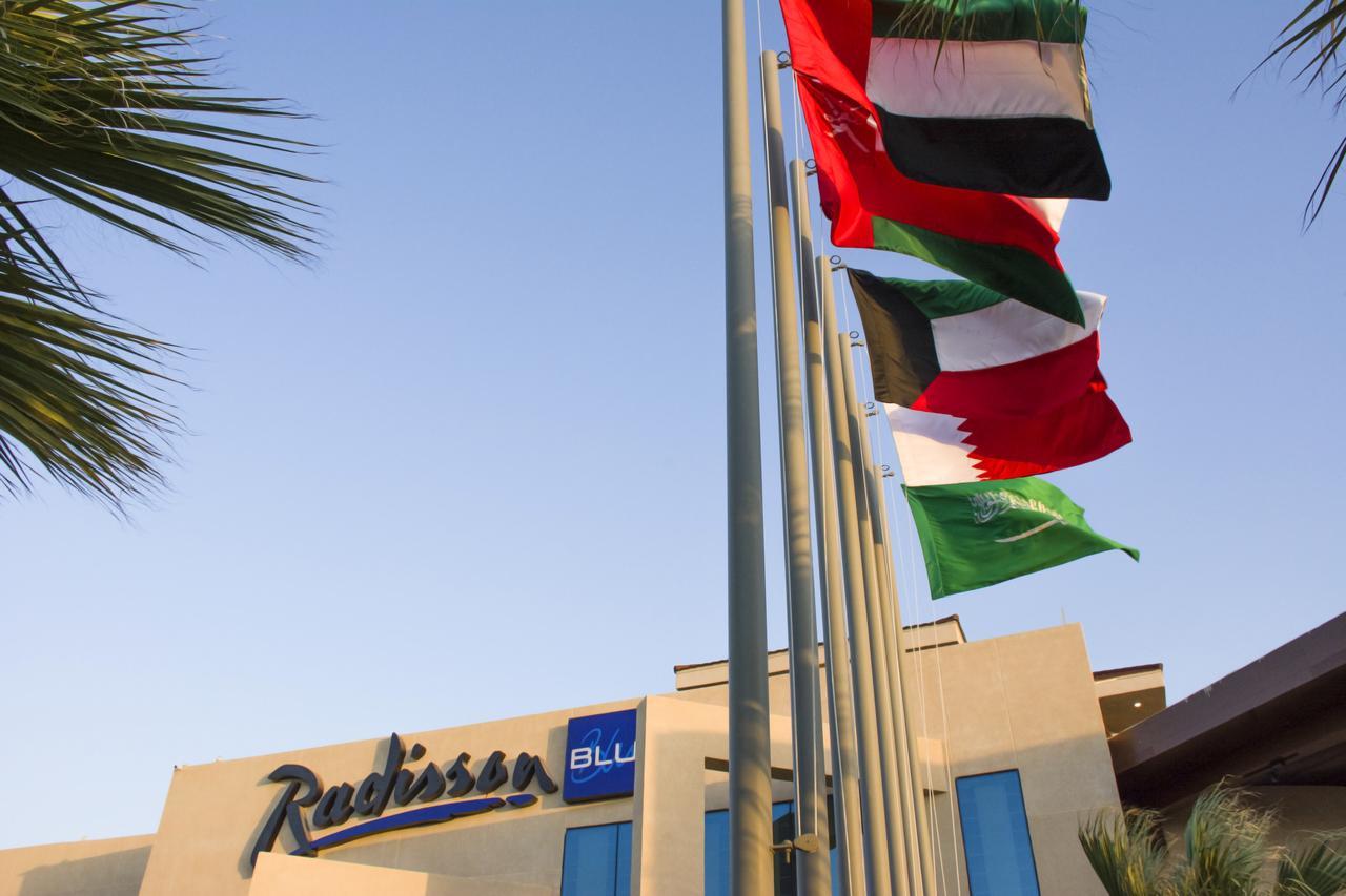 Radisson Blu Resort, Al Khobar 半月湾 外观 照片 Flags of the six Gulf Cooperation Council nations at a hotel in the United Arab Emirates