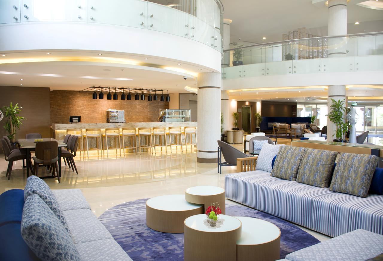 Radisson Blu Resort, Al Khobar 半月湾 外观 照片 The lobby of the hotel