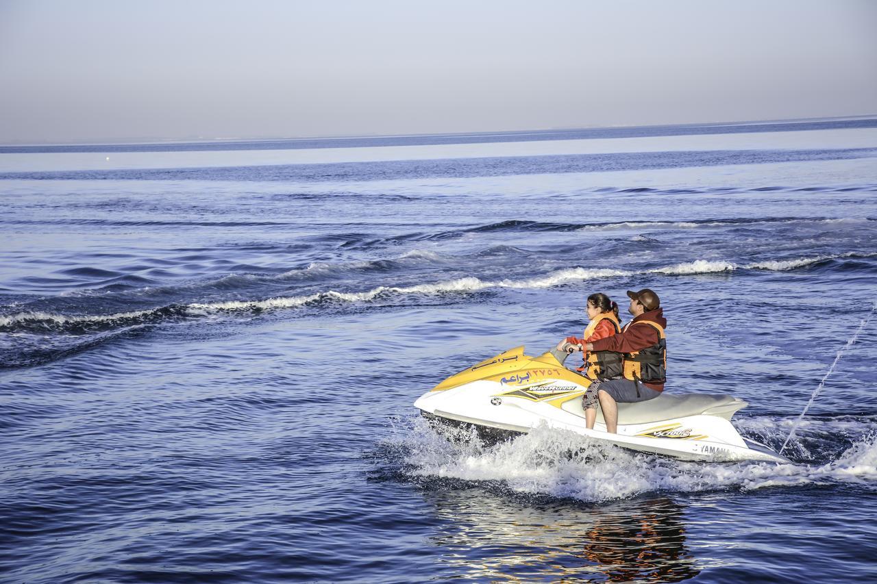 Radisson Blu Resort, Al Khobar 半月湾 外观 照片 Jet skiing in the Mediterranean