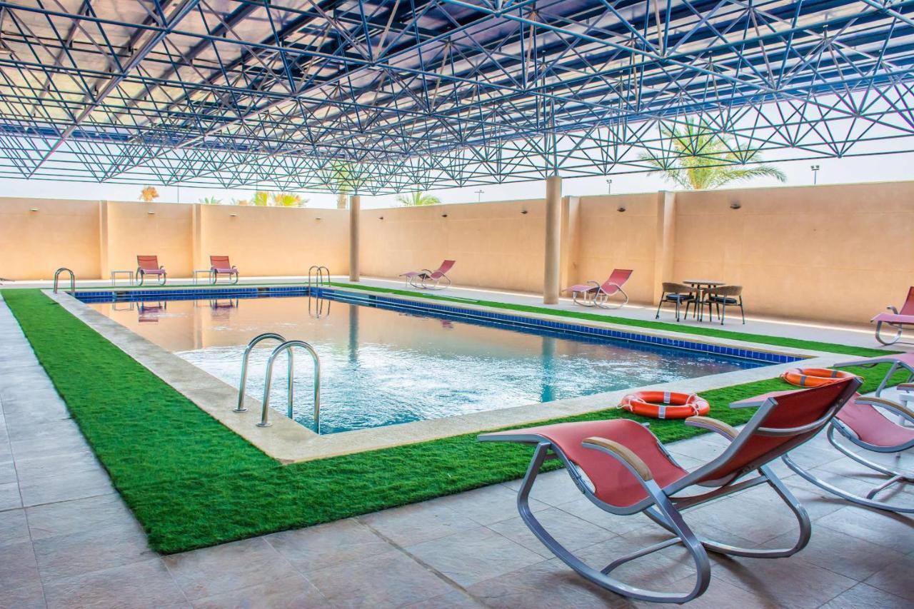 Radisson Blu Resort, Al Khobar 半月湾 外观 照片 Swimming pool at the hotel