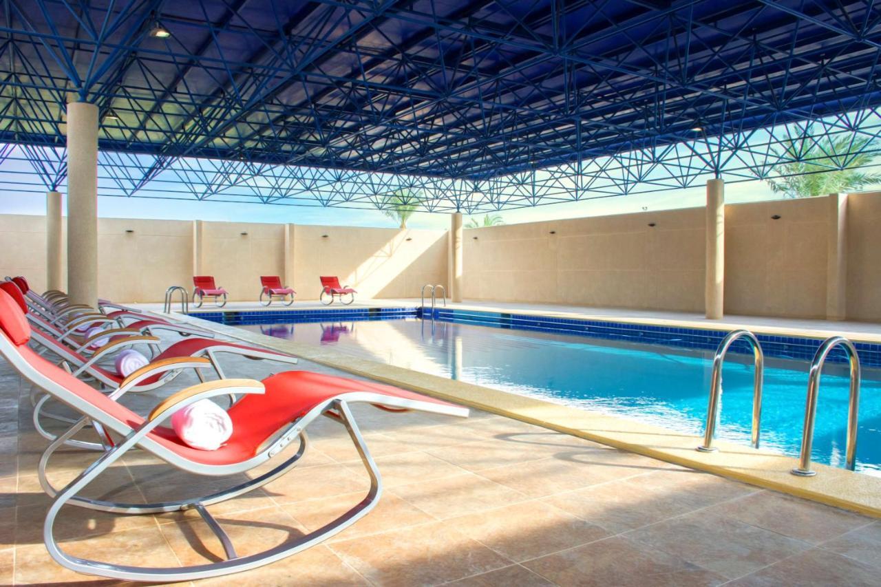 Radisson Blu Resort, Al Khobar 半月湾 外观 照片 Swimming pool at the hotel