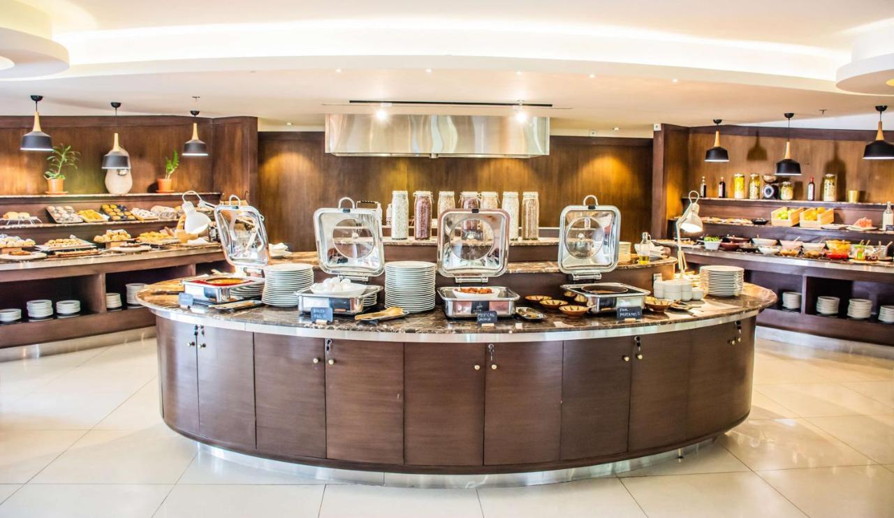 Radisson Blu Resort, Al Khobar 半月湾 外观 照片 A buffet at a hotel