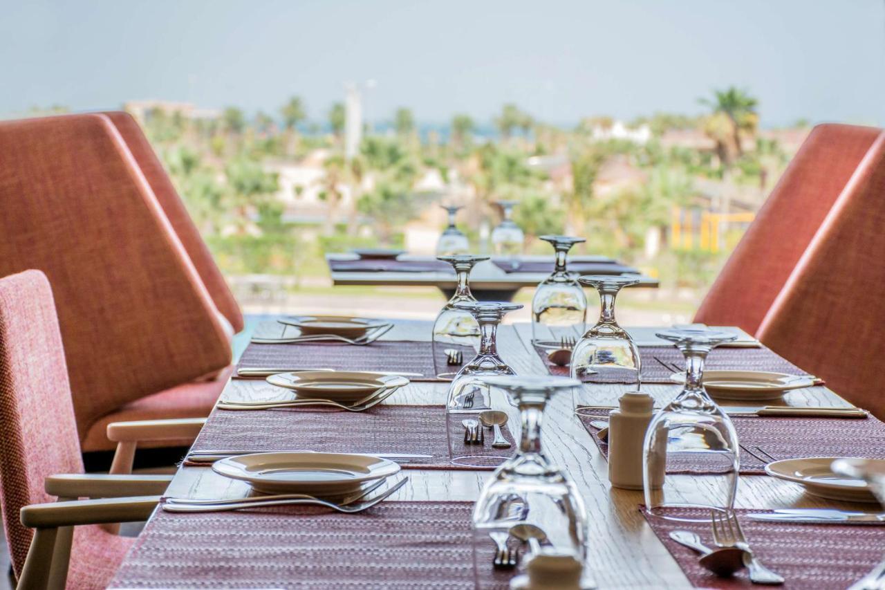 Radisson Blu Resort, Al Khobar 半月湾 外观 照片 The Deck